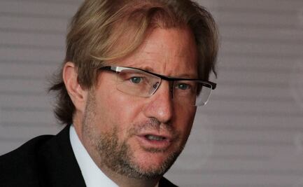 Previo al 8M, Andrés Roemer "amuralla" su casa