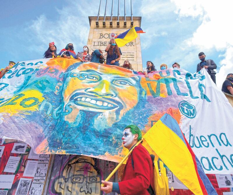 Ciudadanos, ayer en una protesta pacífica contra el gobierno del presidente Iván Duque, en Bogotá. Foto: RAUL ARBOLEDA. AFP