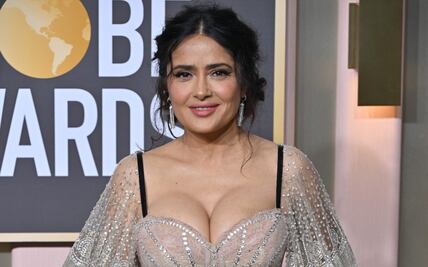 Salma Hayek luce vestido con transparencias en los Globos de Oro 2023