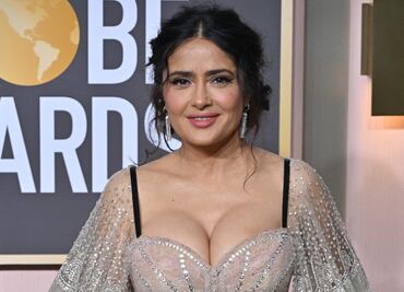 Salma Hayek luce vestido con transparencias en los Globos de Oro 2023