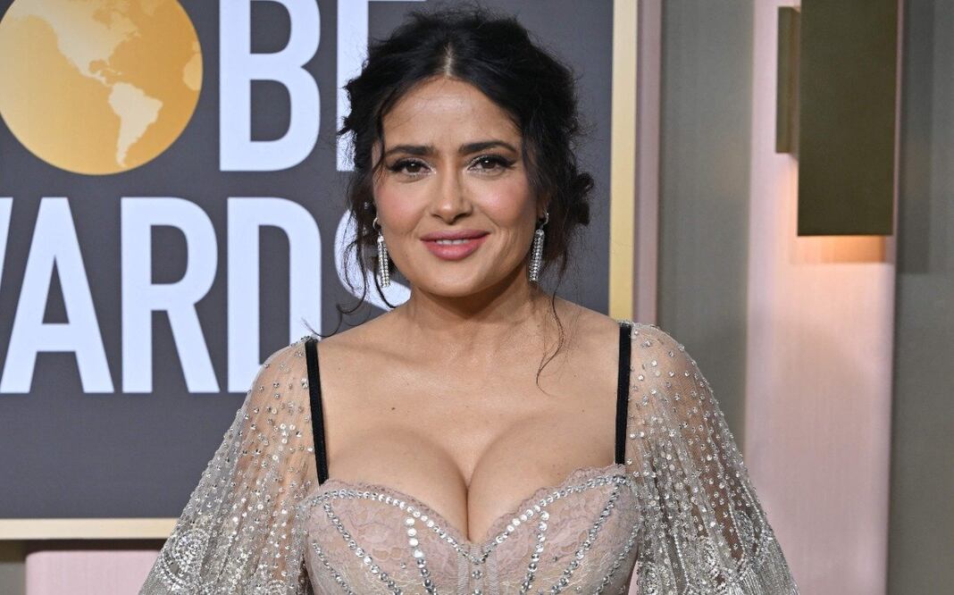 Salma Hayek fue una de las actrices mexicanas que asistió a la alfombra roja de los Globos de Oro 2023 / Foto: AFP