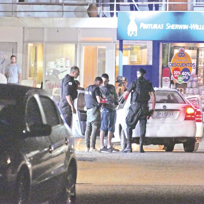 La Banda de Los Mazos dejó un rastro internacional de sus atracos a joyerías en EU, Canadá, Costa Rica y otros países. La imagen es del operativo en Uruguay, en 2018. EL PAÍS. GDA