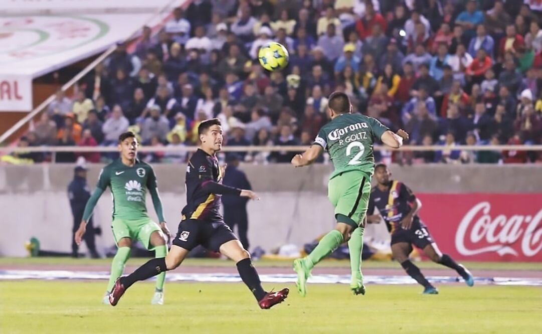 La defensa del América tuvo bastantes porblemas ante la habilidosa delantera del conjunto de Tepic. (TWITTER)