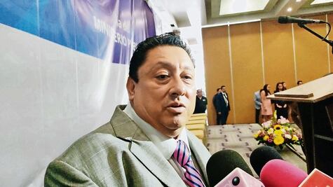 Fiscal reaparece en evento; rechaza amago a Sheinbaum