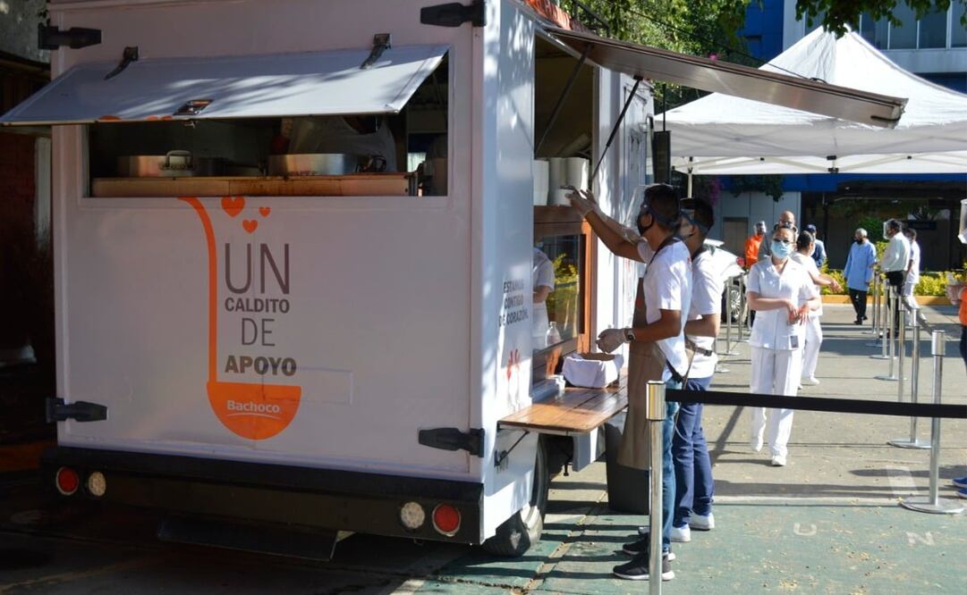 Apapachan con “Caldito” a médicos, enfermeros, familiares y más ante Covid-19