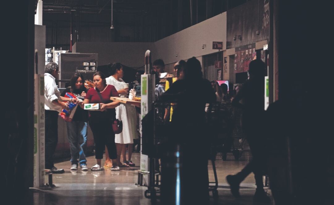 El apagón registrado en la península de Yucatán dejó sin suministro eléctrico a ciudades de Quintana Roo, entre ellas Cancún, Cozumel, Isla Mujeres y Playa del Carmen. Foto: de Elizabeth RUIZ. AFP
