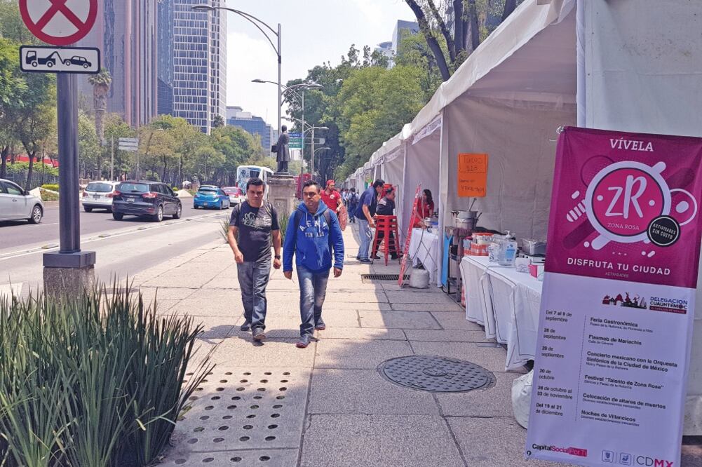 En el primer Festival de Gastronomía participan 60 establecimientos de alimentos y bebidas. Las empresas ofrecen sus platillos a mitad del precio de lo que cuestan en sus restaurantes y negocios. (SANDRA HERNÁNDEZ. EL UNIVERSAL)