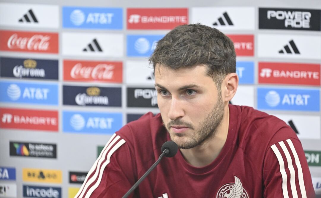 Santiago Giménez en concentración con México