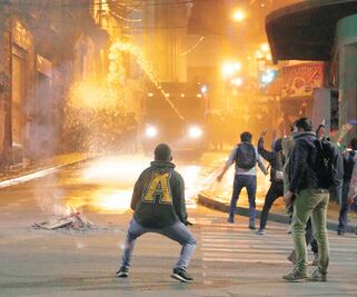 Chocan contrarios y seguidores de Evo