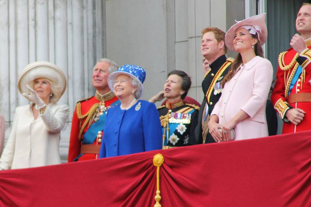 Isabel II junto a la familia real. Foto: Wikimedia Commons