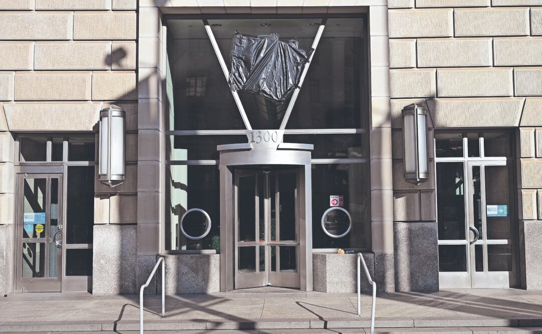 El letrero y los logos de las oficinas de la USAID en Washington fueron retirados después de que el presidente Donald Trump ordenara su desmantelamiento. Foto: de ALEX WROBLEWSKI. EFE y Manuel Balce Ceneta. AP
