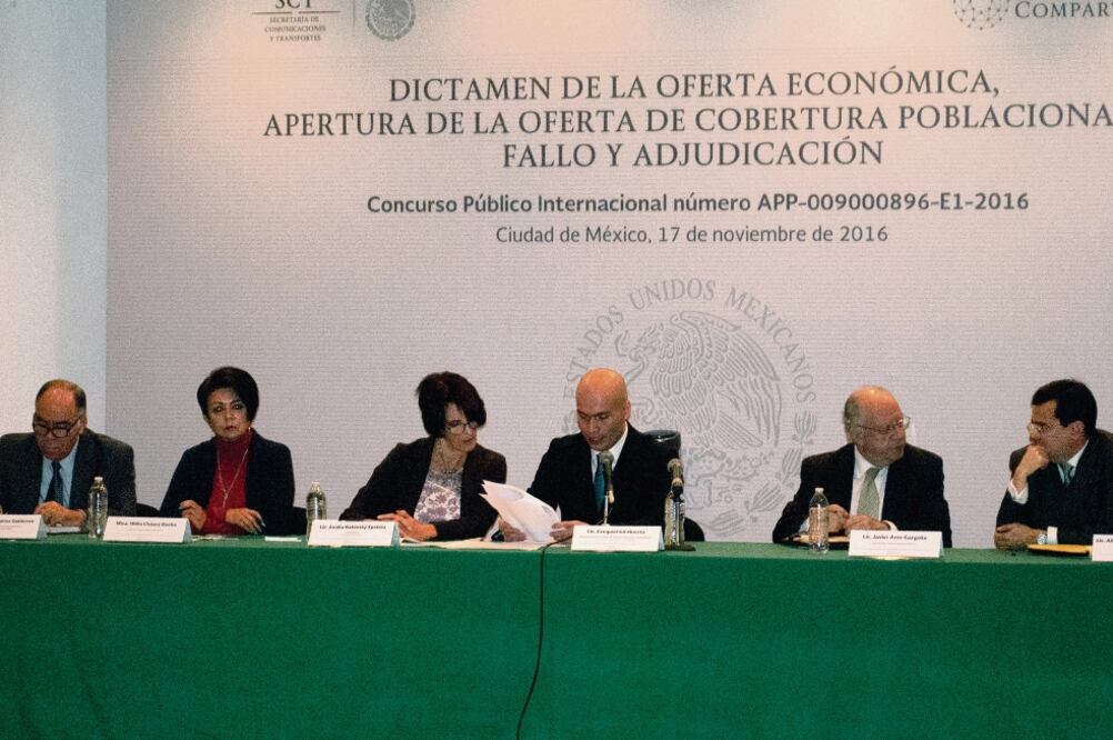 Autoridades al dar el fallo del concurso de adjudicación del Proyecto de la Red Compartida en instalaciones de SCT en 2016. (ARCHIVO EL UNIVERSAL)