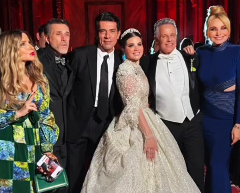 Alexis Ayala y Cinthia Aparicio  se retratan junto a las madrinas y padrinos de aras y anillos de su boda.
Foto: Instagram