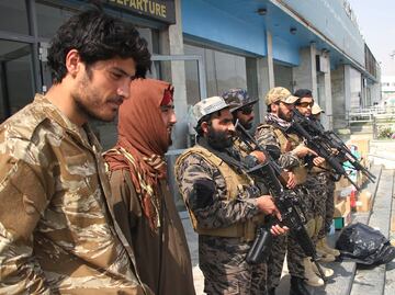 Con disparos al aire, talibanes ponen abrupto fin a protesta de mujeres en Afganistán