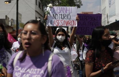 Protestan feministas en la Fiscalía CDMX por caso Debanhi Escobar