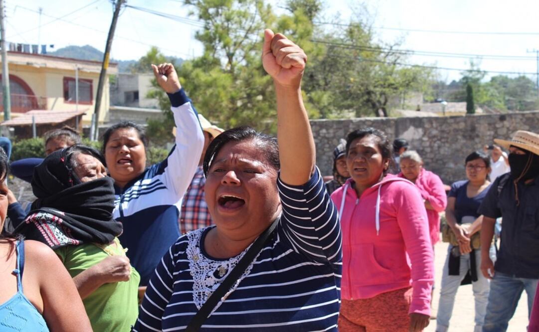Entre protestas y quema de casillas se llevó a cabo la #ConsultaCiudadana. Foto: Xavier Omaña