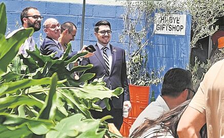 El secretario de Cultura tlaxcalteca despacha con chela en mano en Santa María la Ribera