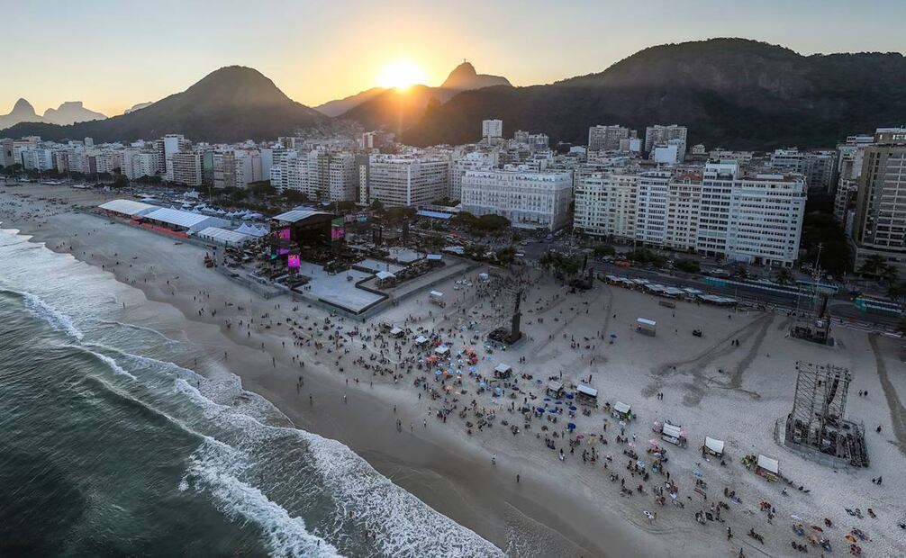 Fotografía aérea que muestra los preparativos del escenario para el concierto de la artista estadounidense Madonna en Río de Janeiro (Brasil). Foto: EFE/ Antonio Lacerda.