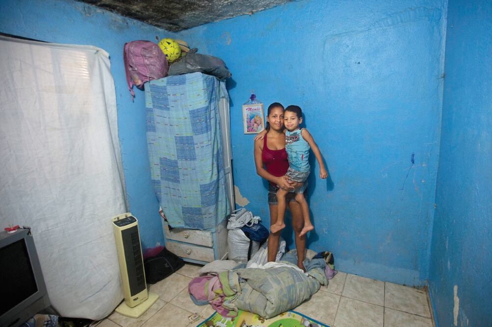Marcele de Oliverira y su hijo de 5 años viven en la favela Rocinha, donde el contacto con aguas residuales es común (SILVIA IZQUIERDO. AP)