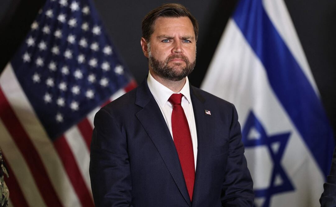 El vicepresidente estadounidense, J. D. Vance, escucha una pregunta durante una conferencia de prensa posterior a una sesión informativa militar en el Centro de Coordinación Militar Civil, en el sur de Israel. Foto: AFP
