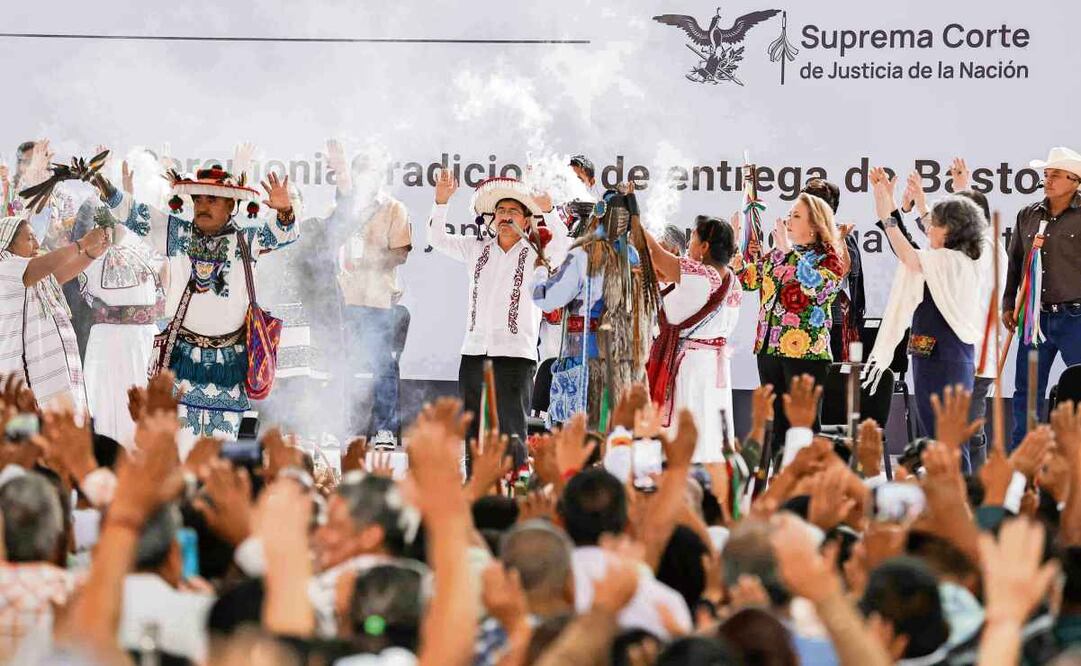 En una ceremonia, representantes de pueblos originarios y afromexicanos celebraron la llegada de Hugo Aguilar a la presidencia de la Suprema Corte. Foto: Diego Simón / EL UNIVERSAL
