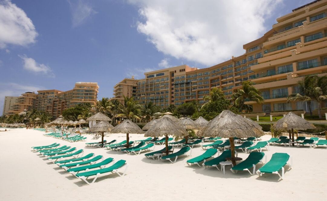 Empty beach chairs are seen outside a hotel in CancÚn – Photo: Gerardo García / REUTERS