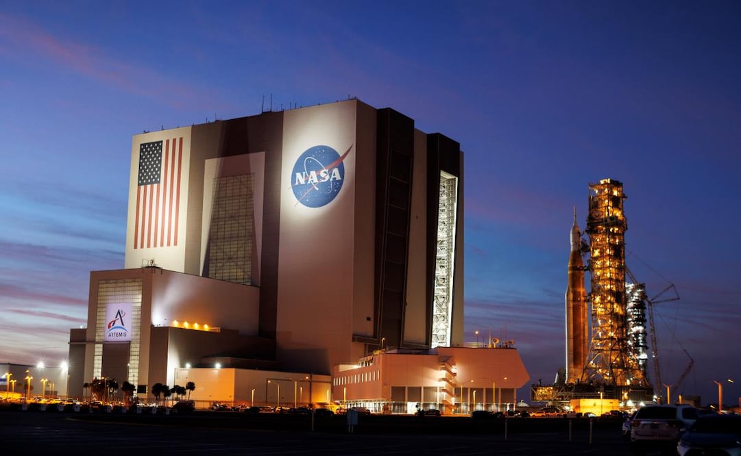 Vista nocturna del cohete SLS (Sistema de Lanzamiento Espacial) con una cápsula Orión, parte de la misión Artemis II, siendo transportado desde la Plataforma de Lanzamiento 39B de regreso al Edificio de Ensamblaje de Vehículos (VAB) de la NASA en el Centro Espacial Kennedy en Titusville, Florida, EE. UU., el 25 de febrero de 2026. Artemis II regresa al VAB debido a un problema crítico en el sistema de helio que requiere acceso y reparaciones que no son posibles en la plataforma de lanzamiento. Según la NASA, Artemis 2 es una misión tripulada de sobrevuelo lunar, la segunda del programa Artemis de la NASA y la primera misión humana más allá de la órbita baja terrestre desde 1972, que prueba los sistemas de naves espaciales antes de futuros alunizajes. Foto: EFE