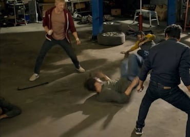 Lanzan sorprendente tráiler de "Cobra Kai 3"