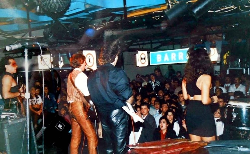 Aspecto del interior del bar Rock Stock y su característica señalización vial. Cortesía Archivo Rock Stock Residente.