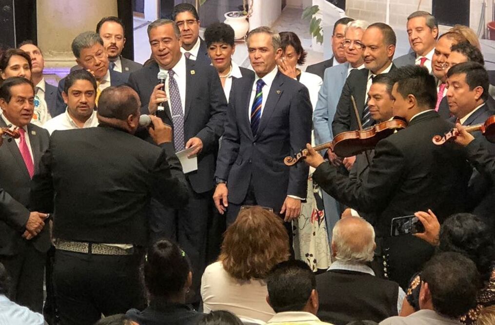 “Muchas gracias, vamos a cumplir, vamos a acabar… ¡Mi Ciudad, la Ciudad de todos!”, expresó el mandatario como agradecimiento (Foto: Euridice Garavito / EL UNIVERSAL)