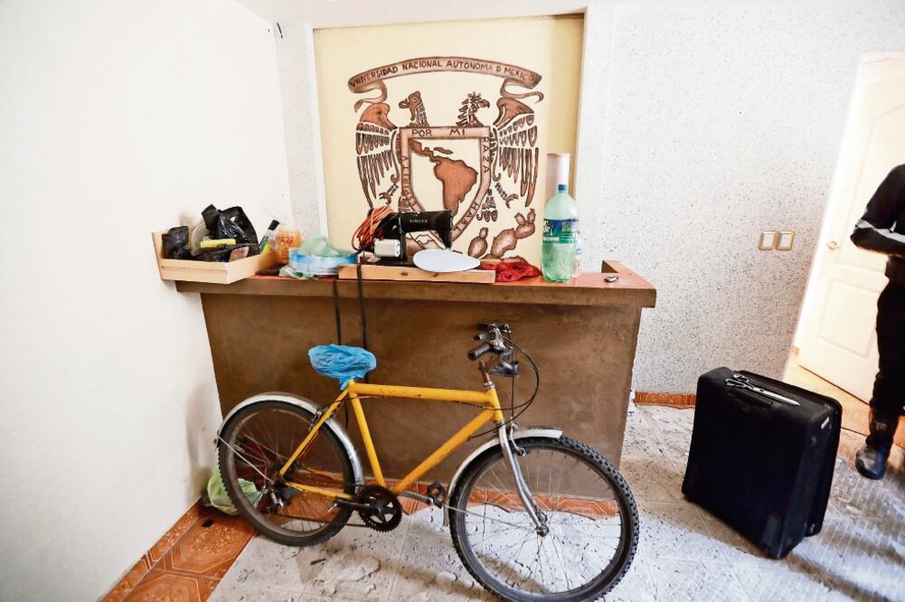 En la propiedad en la que El Ojos fue abatido, un muro luce el escudo de la UNAM. El presunto criminal es conocido por la gente como "el licenciado". (FOTOS: VALENTE ROSAS. EL UNIVERSAL)