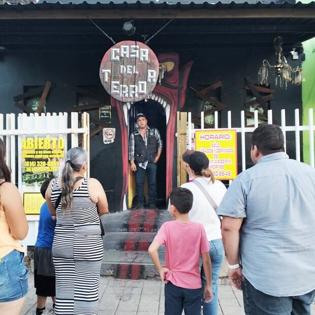 La que fuera casa de “El Curro” ahora es un sitio turístico donde se ofrece un recorrido conocido como “La casa del Curro”. En la imagen, el propietario Rogelio Varela, un habitante más del pueblo que, como todos, creció con aquella leyenda.