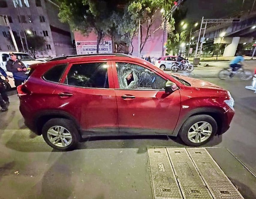 En el cruce con Eje 6 Sur y Río Churubusco, dos hombres dispararon en nueve ocasiones contra el conductor de la camioneta. Foto: Especial