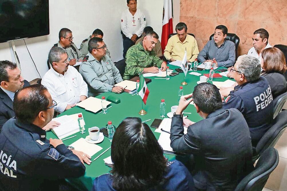 Autoridades municipales y Protección Civil estatal se reunieron con representantes de Pemex para tomar medidas con el fin de proteger los ductos.  (ESPECIAL)