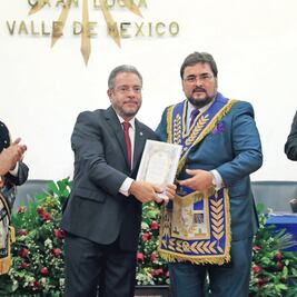 Director de Fundación Ealy Ortiz, A.C., recibe reconocimiento 