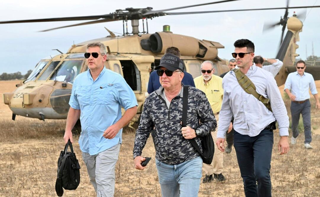 Esta fotografía distribuida por la Embajada de Estados Unidos en Jerusalén muestra al enviado especial de la Casa Blanca, Steve Witkoff, en el centro, visitando un sitio de distribución de alimentos dirigido por la Fundación Humanitaria de Gaza, una organización respaldada por Estados Unidos y aprobada por Israel, en la Franja de Gaza el viernes 1 de agosto de 2025. Foto: AP