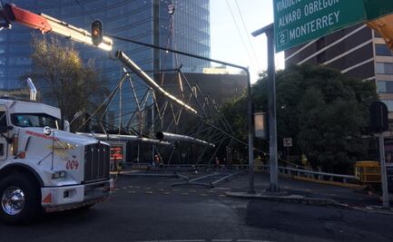 Cierran circulación en Glorieta de Insurgentes para retirar cilindros publicitarios