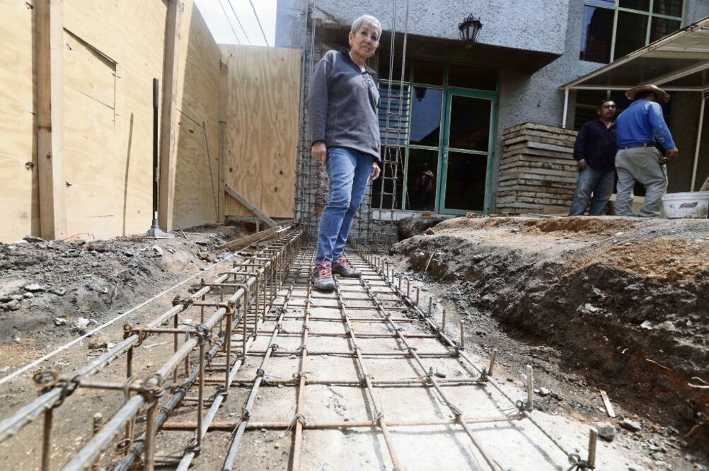 El patio de la casa de Alma Rosa se hundió 80 centímetros. Ha invertido 140 mil pesos en su reconstrucción con apoyo del Fonden y de su propia bolsa. (Fotos: LUIS CORTÉS)