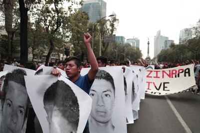 Marcha por los 43 avanza sobre paseo de la Reforma 