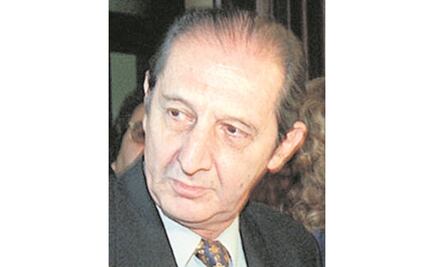 Sale el poeta Eduardo Lizalde de la Biblioteca de México