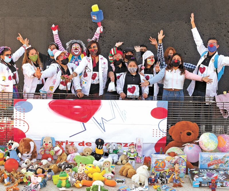La Dra. Lentejuela usa la explanada del Monumento a la Revolución como punto de partida para comenzar a repartir juguetes y ropa entre algunos niños y adultos que viven en situación de calle. CARLOS MEJÍA. EL UNIVERSAL