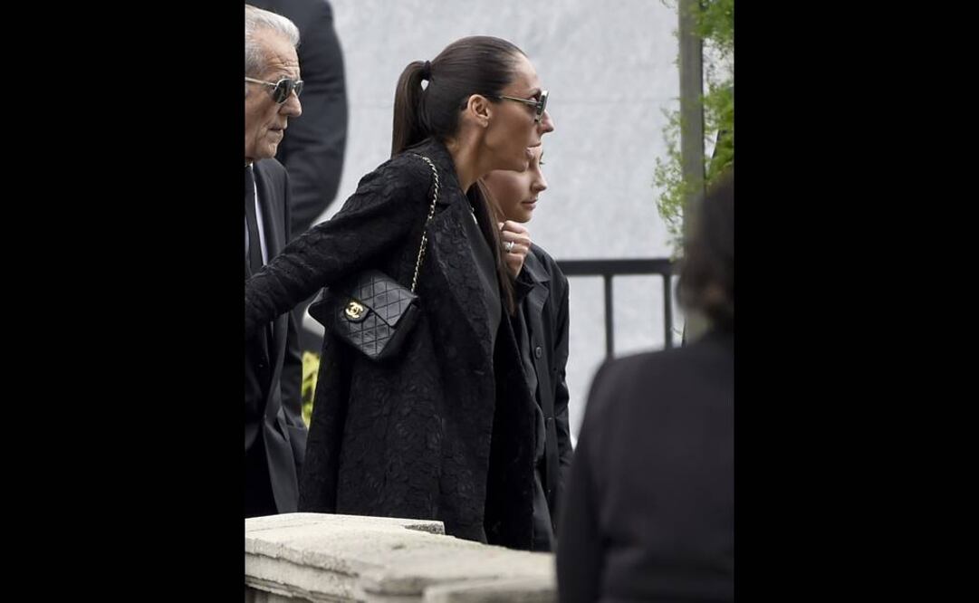 Vicky Karayiannis, a la izquierda, y su hija Toni Cornell asisten al funeral de Chris Cornell en el cementerio Hollywood Forever de Los Ángeles. FOTO: AP.