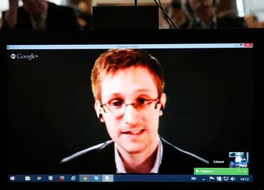 Edward Snowden se casa en secreto en Rusia