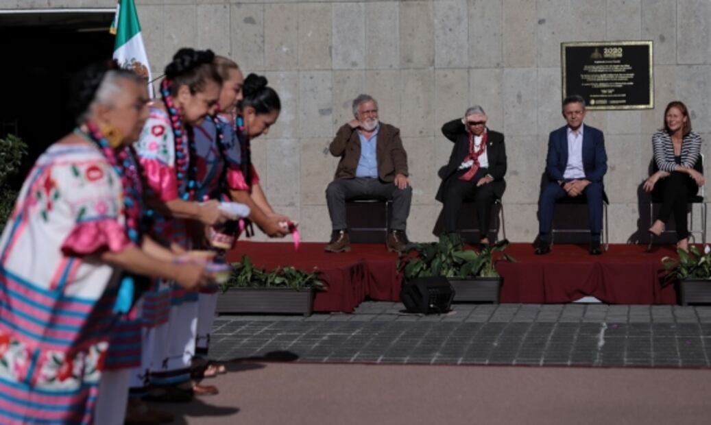 Con un lamento por el desprecio al muralismo, Ariosto Otero inaugura conjunto muralístico en la Secretaría de Gobernación 