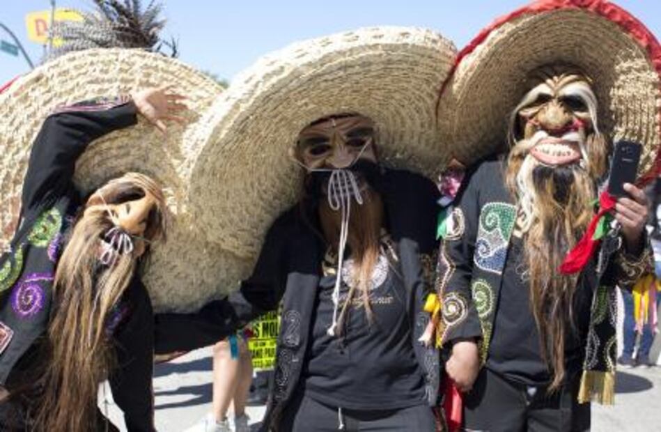 Llaman en desfile de Los Ángeles a sentirse orgullosos de ser mexicanos