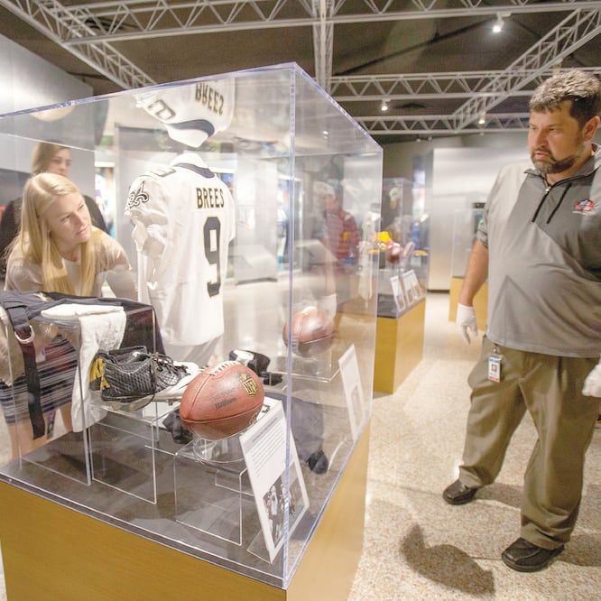 La memorabillia del quarterback de Saints fue ingresada con cuidado. (FOTOS: AP)
