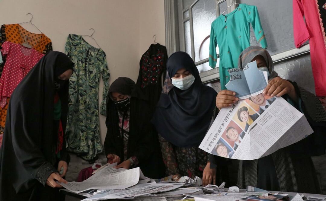 Las mujeres afganas aprenden habilidades de sastrería en un centro en Kandahar, Afganistán. Foto: EFE