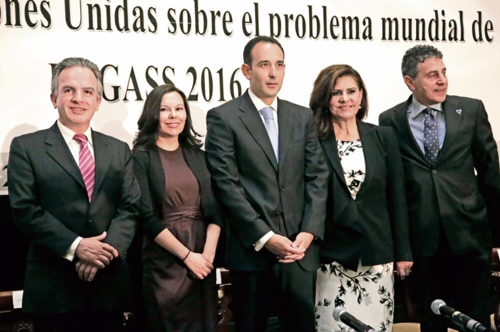 El embajador Miguel Ruiz Cabañas, la senadora Laura Rojas, el presidente del Senado, Roberto Gil; la secretaria de la Mesa Directiva en la Cámara Alta, María Elena Barrera, y Antonio Mazzitelli, representante de la ONU (ALEJANDRA LEYVA. EL UNIVERSAL)