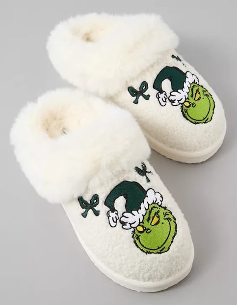 Pantuflas American Eagle del Grinch, ideales para una Navidad cozy. Foto: Especial