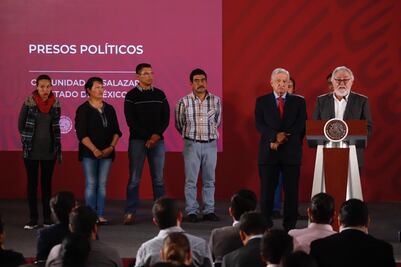 Presenta AMLO a 6 defensores de recursos naturales liberados de prisión